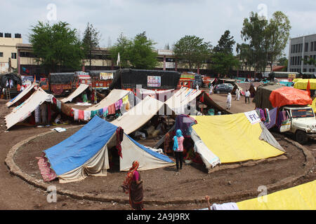 Warkari ou pèlerin tentes abris temporaires au cours d'Devachi Alandi, Pune, Maharashtra. Banque D'Images