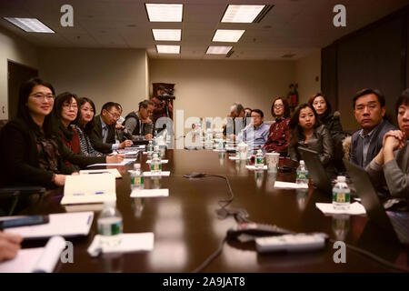 Detroit. 15 Nov, 2019. Les gens assistent à un atelier organisé par la Chambre de Commerce général Chine-USA Chicago (Chicago) d'acheminement dans la banlieue nord de Detroit, États-Unis, le 2 novembre 2019, 15. Une douzaine d'entreprises chinoises le fonctionnement des affaires dans l'état du midwest américain du Michigan se sont réunis le vendredi à un atelier pour discuter de la façon de mieux s'intégrer dans la société américaine. Credit : Wang Ping/Xinhua/Alamy Live News Banque D'Images