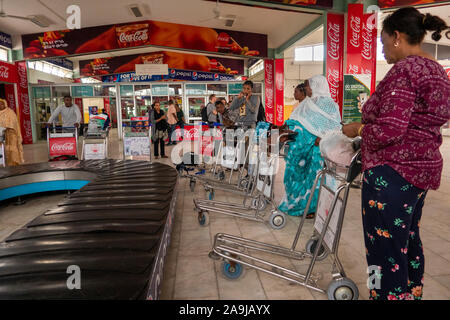 L'Éthiopie, l'aéroport de Dire Dawa, Diredawa, les passagers qui attendent au carrousel à bagages Banque D'Images