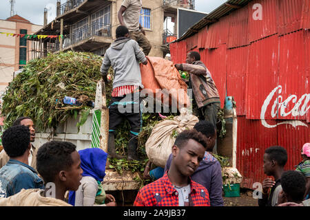 L'Éthiopie, de l'Hararghe, Harar, marché à Assab Awash, foule autour de Khat chariot de déchargement des hommes Banque D'Images