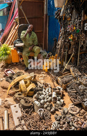 L'Éthiopie, de l'Hararghe, Harar, marché du recyclage, l'homme de vendre le métal, les écrous, les boulons, les chaînes Banque D'Images