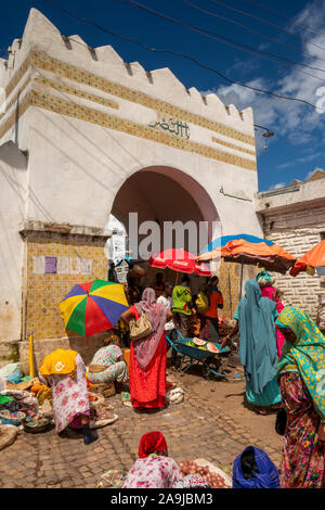 L'Éthiopie, de l'Hararghe, Harar, Harar Jugol, Porte de Shewa, habillés de couleurs vives et de shopping et les commerçants du marché Banque D'Images