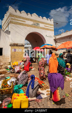 L'Éthiopie, de l'Hararghe, Harar, Harar Jugol, Porte de Shewa, habillés de couleurs vives et de shopping et les commerçants du marché Banque D'Images