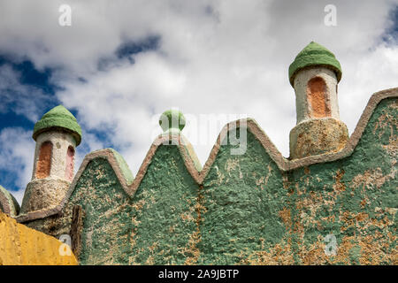 L'Éthiopie, de l'Hararghe, Harar, Harar Jugol, vieille ville fortifiée, de petits minarets sur le mur d'une mosquée Banque D'Images