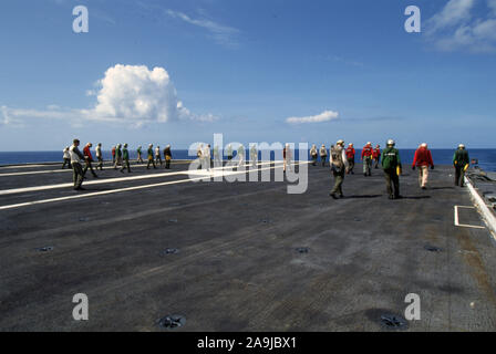 US NAVY / United States Navy Flugzeugträger Kitty-Hawk-Klasse / porte-avions Kitty-Hawk-Class - USS John F. Kennedy CV-67 - terrasse de vol - recherche de Pars perdus McDonnell Douglas F-18 C Hornet - Lockheed S-3 B Viking - Grumman F-14 D Tomcat Grumman A-6 E Intruder Arrivée / atterrissage Banque D'Images