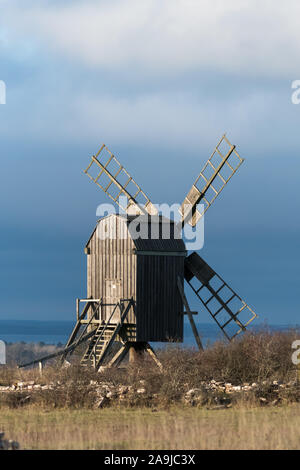 Ancien moulin à vent en bois ensoleillée au swedish island Oland Banque D'Images