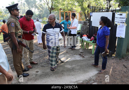 Colombo, Sri Lanka. 16 Nov, 2019. Un agent de la police sri-lankais montent la garde d'attente que les gens à voter à l'élection présidentielle à Colombo, Sri Lanka, 16 novembre 2019. Credit : Pradeep Dambarage/ZUMA/Alamy Fil Live News Banque D'Images