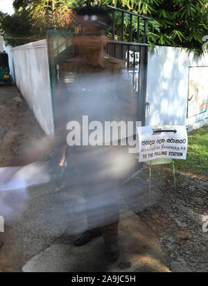 Colombo, Sri Lanka. 16 Nov, 2019. Un agent de la police sri-lankais montent la garde d'attente que les gens à voter à l'élection présidentielle à Colombo, Sri Lanka le 16 novembre 2019 Crédit : Pradeep Dambarage/ZUMA/Alamy Fil Live News Banque D'Images