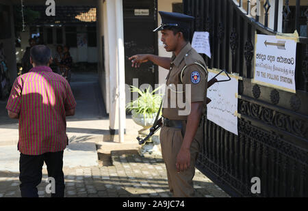 Colombo, Sri Lanka. 16 Nov, 2019. Un agent de la police sri-lankais montent la garde d'attente que les gens à voter à l'élection présidentielle à Colombo, Sri Lanka le 16 novembre 2019 Crédit : Pradeep Dambarage/ZUMA/Alamy Fil Live News Banque D'Images