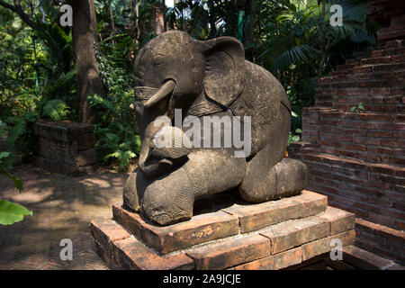 Une belle sculpture de l'éléphant en pierre, à genoux dans la lumière du soleil à l'Presart pommelé garden museum à Bangkok, Thaïlande. Banque D'Images