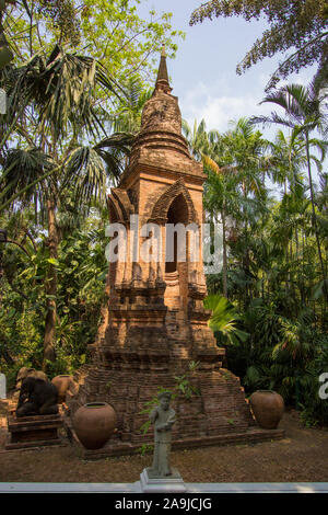 Un ancien stupa, brique chedi à l'Presart garden museum à Bangkok, Thaïlande. Banque D'Images