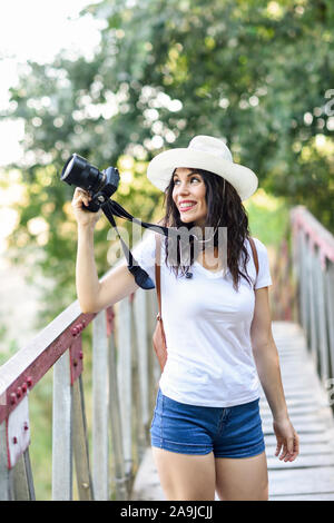 La prise de photographies avec femme randonneur un appareil photo mirrorless Banque D'Images