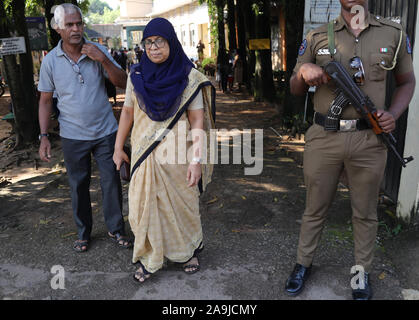 Colombo, Sri Lanka. 16 Nov, 2019. Un agent de la police sri-lankais montent la garde d'attente que les gens à voter à l'élection présidentielle à Colombo, Sri Lanka le 16 novembre 2019 Crédit : Pradeep Dambarage/ZUMA/Alamy Fil Live News Banque D'Images