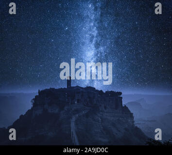 Voie Lactée sur Bagnoregio la nuit, Italie Banque D'Images