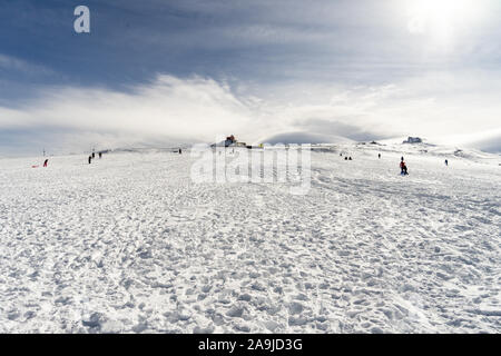 Les gens s'amuser dans les montagnes de neige dans la Sierra Nevada Banque D'Images