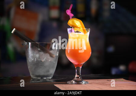 Cocktail sans alcool Tequila Sunrise. Shot Tequila Sunrise au bar. Banque D'Images