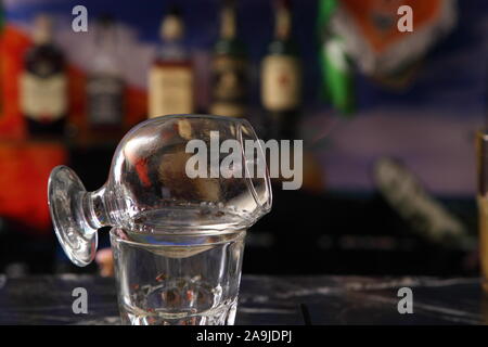 Cocktail sans alcool Sambuka. Sambuka cocktail au bar. Banque D'Images