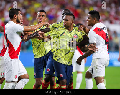 Miami Gardens, Florida, USA. 15 Nov, 2019. Les joueurs de la Colombie et le Pérou font valoir sur le terrain pendant un match de football amical au Hard Rock Stadium de Miami Gardens, en Floride. Crédit : Mario Houben/ZUMA/Alamy Fil Live News Banque D'Images