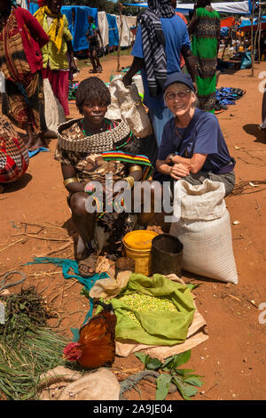 L'Éthiopie, de l'Omo, Key afer, le jeudi, le marché Tribal Banna femme trader avec shell cauris collier d'ouest senior Banque D'Images