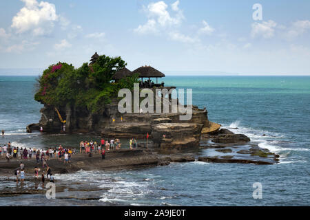 BALI - 15 octobre 2016 : des foules de touristes près de Tanah Lot, le temple de l'eau principal sur Bali , Indonésie Banque D'Images