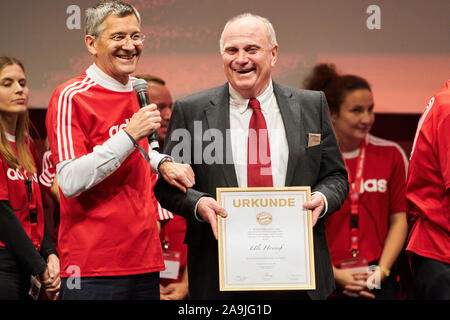 Munich, Allemagne. 15 Nov 2019. FC Bayern Munich AGA. . Uli Hoeness (ex président )bekommt FCB FCB zum Déclaration Ehrenpräsident von Herbert HAINER, nouveau président FCB 1. Crédit : Peter Schatz/Alamy Live News Banque D'Images