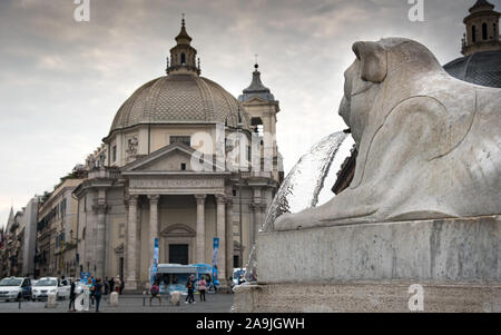 Rome, Italie, 01 Octobre 2017 : l'eau à travers la tête de statue de lion sur la Piazza del Popolo dans le district de Tridente, Rome Italie. Banque D'Images