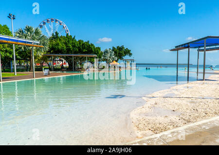 Une piscine qui s'appelle une lagune, je trouve directement à la plage d'une ville dans le nord de l'Australie. Banque D'Images