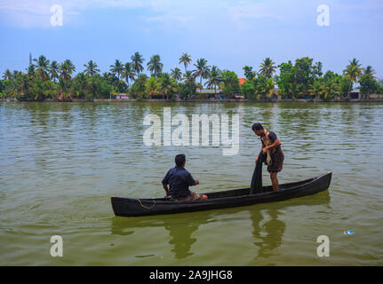 Deux pêcheurs à partir d'un canot en bois à Alleppey backwaters (Kerala, Inde) Banque D'Images