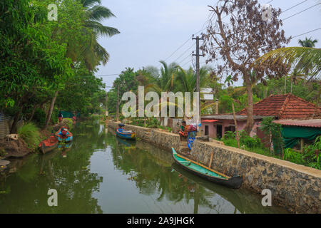 Une scène banale d'un village de remous à Alleppey (Kerala) Banque D'Images
