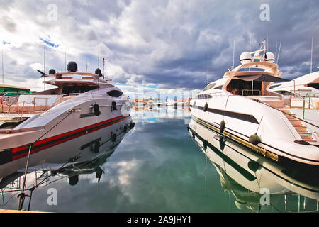 Saint Tropez. Port de plaisance de luxe de Saint Tropez au Cote d Azur vue, département des Alpes-Maritimes, dans le sud de la France Banque D'Images