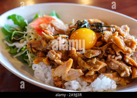 Poulet et riz aux légumes oeufs crus Banque D'Images