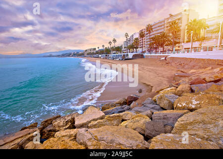 Cannes. Au bord de l'idyllique plage de sable et de palmier à Cannes soleil, brume célèbre destination touristique d'azur, Alpes Maritimes Région de France Banque D'Images