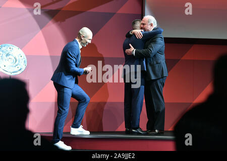 Munich, Allemagne. 16 Nov, 2019. Munich, Allemagne. 15 Nov, 2019. Uli Hoeness (Honess, Président d'honneur FC Bayern Munich) englobe les invités surprise Franck Ribery et Arjen Robben. Assemblée Générale Annuelle 2019 du FC Bayern Munich ve sur 15.11.2019. Olympiahalle Muenchen | utilisée dans le monde entier : dpa Crédit/Alamy Live News Banque D'Images