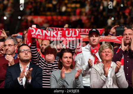 Munich, Allemagne. 16 Nov, 2019. Munich, Allemagne. 15 Nov, 2019. mitglieder zeigen Schals MERCI ULI-DU EST LE MEILLEUR HOMME. Assemblée Générale Annuelle 2019 du FC Bayern Munich ve sur 15.11.2019. Olympiahalle Muenchen | utilisée dans le monde entier : dpa Crédit/Alamy Live News Banque D'Images