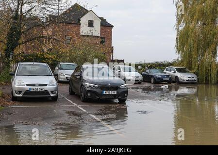 Tewkesbury, Gloucestershire Royaume-Uni. 16 novembre 2019. Les voitures garées risquent d'être inondées dans le centre-ville de Tewkesbury qui a été frappé par de graves inondations alors que la rivière Avon a éclaté ses rives. Le niveau des rivières continue de monter et devrait culminer à plus de 12 mètres au-dessus du niveau normal des rivières en fin d’après-midi samedi. Pic pris le 16/11/2019. Crédit : arrêtez Press Media/Alamy Live News Banque D'Images