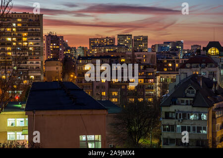 SOFIA, BULGARIE - 22 NOVEMBRE 2017 : vue du coucher de bâtiment résidentiel à partir de la période communiste dans la ville de Sofia, Bulgarie Banque D'Images