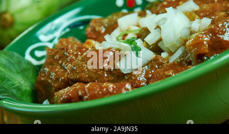 Birria de res estilo Jalisco, ragoût de boeuf authentique avec un rôti de Bœuf, de l'eau, séché au Chili, du Jalisco, Mexique Banque D'Images