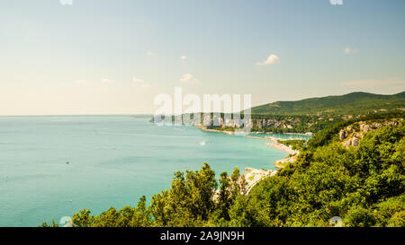 Bay avec station touristique au golfe de Trieste, Italie Sistiana près du centre-ville, de l'Union européenne. Banque D'Images