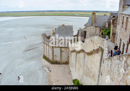 MONT SAINT-MICHEL, FRANCE - Le 3 juillet 2017 : les touristes profiter de la vue sur la baie depuis l'un des murs de la ville. Mont Saint-Michel, l'un des plus importants Banque D'Images