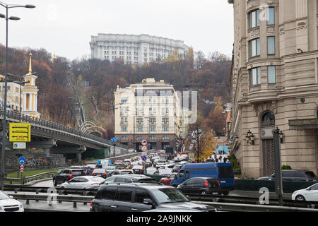 Ville, Kiev, Ukraine. Centre-ville à la circulation. Rue avec des bâtiments et des personnes. 10.11.2019 Banque D'Images