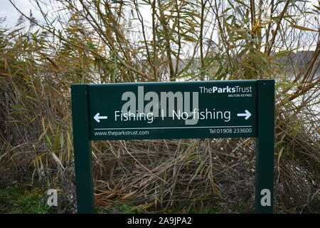 Pêche/pêche 'Aucun' signe à Furzton Lake à Milton Keynes. Banque D'Images