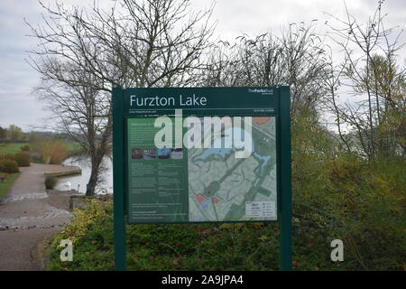 Affichage pour Furzton Lake à Milton Keynes avec la carte du lac. Banque D'Images