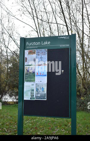 Affichage pour Furzton Lake à Milton Keynes. Banque D'Images