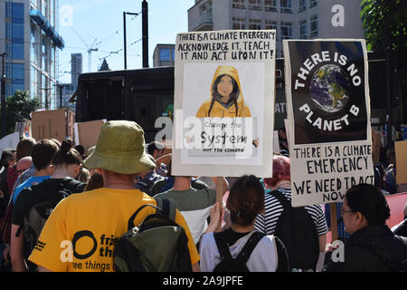 Grève de protestation des jeunes pour le climat, la Place Saint Pierre de Manchester. Les protestataires se rassembler devant la scène avec des pancartes y compris photo de Greta Thunberg Banque D'Images