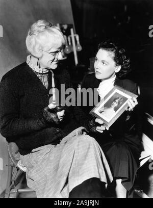 LIONEL BARRYMORE et Maureen O'SULLIVAN sur franc jeu pendant le tournage de THE DEVIL DOLL - TOD BROWNING, directeur 1936 Metro Goldwyn Mayer Banque D'Images