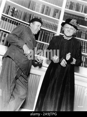 TOD BROWNING, directeur et Lionel Barrymore franc sur le plateau pendant le tournage de THE DEVIL DOLL - 1936 Metro Goldwyn Mayer Banque D'Images