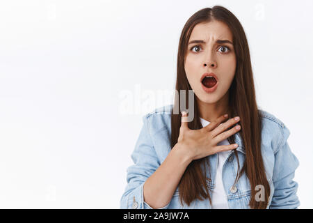 Sentiment de mal avec votre fille mots cruels, ne font face à la vérité. Offensé et peine choqué femme en veste en jean, appuyez sur la poignée pour ouvrir la poitrine, haletant et m Banque D'Images