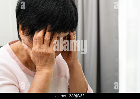 Vieille femme souffrant de maux de tête, stress, migraine, problème de santé, concept Banque D'Images