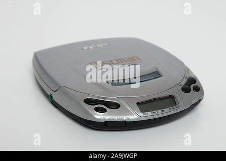 D-191 Sony Walkman CD Discman Argent Lecteur de disque Compact Digital Mega Bass, fermé Banque D'Images