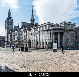 Maison de ville d'Aberdeen sur coin de Broad Street et Union Street, Aberdeen Scotland UK vu de Castle Street avec Tolbooth Museum & Sheriff Court Banque D'Images